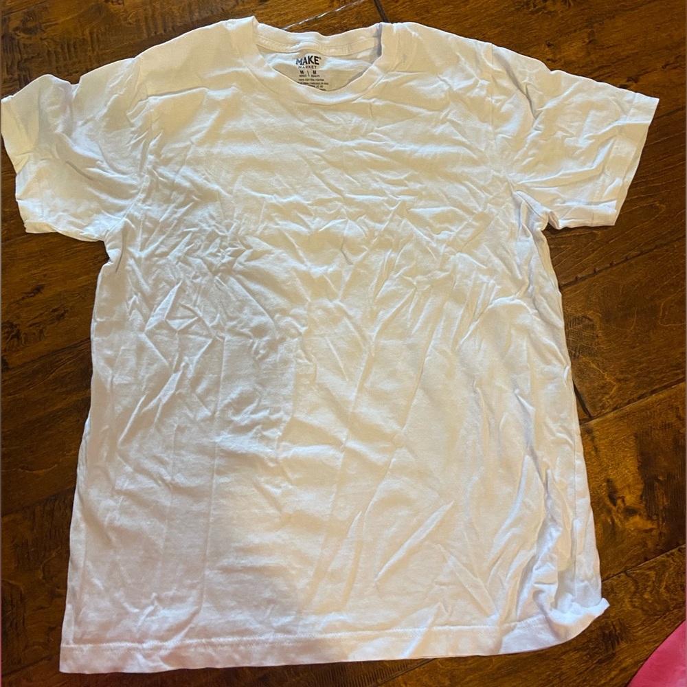 Basic White Tee 🤍 Size Medium